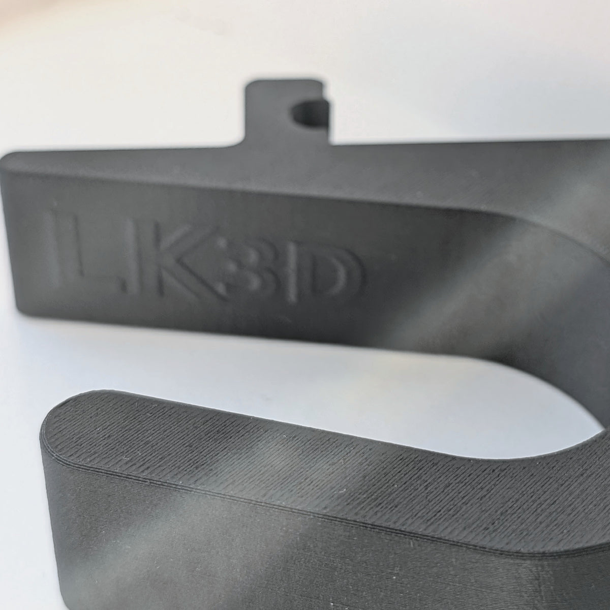 Nærbillede af LK3D-stemplet på indkøbskrogen i mat glasfiber-ABS