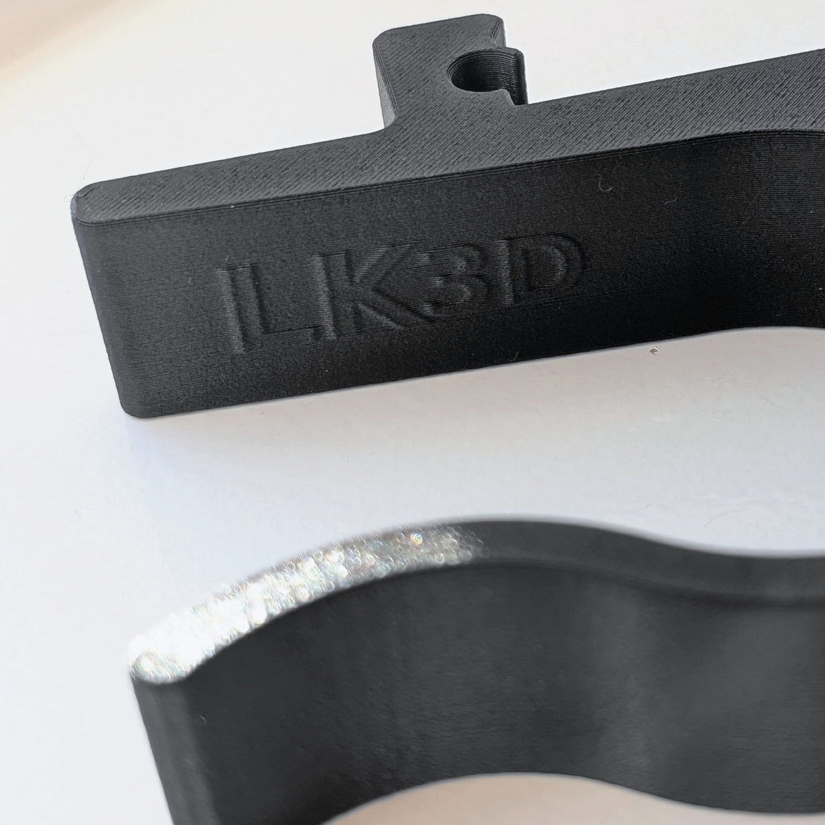 Nærbillede af LK3D-stemplet på paraplyholderen i mat glasfiber-ABS