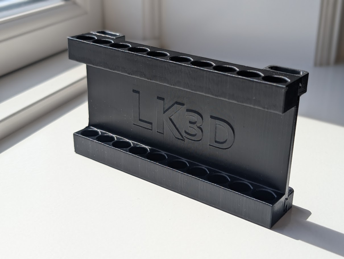 Sort sugerørsholder til opvaskemaskine med LK3D-logo og plads til 10 sugerør